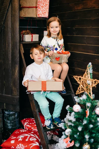 Imádnivaló Gyerekek Ajándékokat Dekorált Karácsonyt Évet Stúdió — Stock Fotó