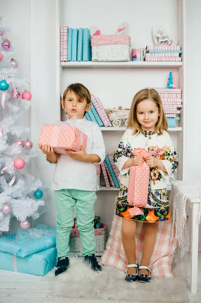 Adorables Niños Con Regalos Navidad Decorada Estudio Año Nuevo —  Fotos de Stock