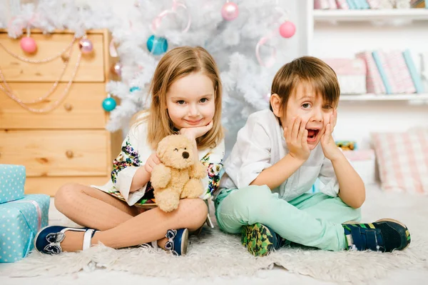 Adorables Niños Posando Navidad Decorada Estudio Año Nuevo —  Fotos de Stock