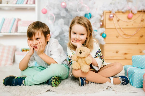 Adorables Niños Posando Navidad Decorada Estudio Año Nuevo —  Fotos de Stock