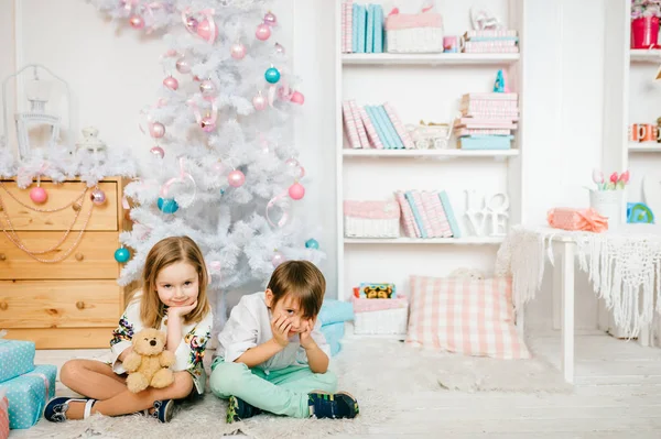 Adorables Niños Posando Navidad Decorada Estudio Año Nuevo —  Fotos de Stock