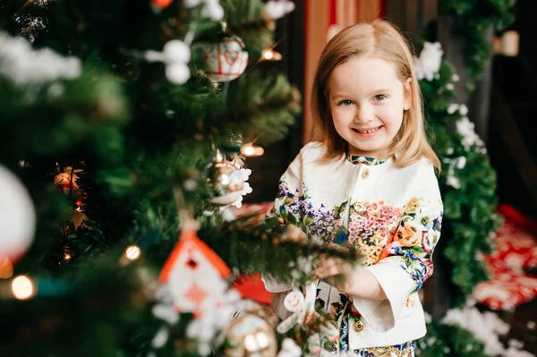 Schattig Meisje Versieren Van Een Kerstboom Samen Studio — Stockfoto