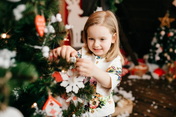 Aranyos Lány Díszíti Karácsonyfát Együtt Stúdióban — Stock Fotó