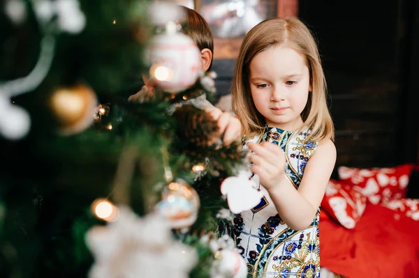 Adorables Niños Decorando Árbol Navidad Juntos Estudio —  Fotos de Stock