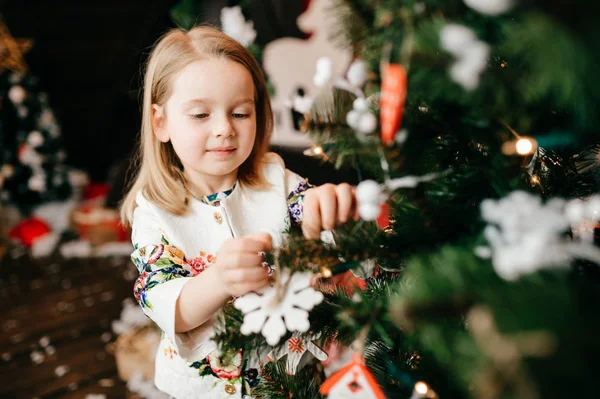 Schattig Meisje Versieren Van Een Kerstboom Samen Studio — Stockfoto