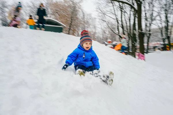 Fröhlicher Kleiner Junge Winterkleidung Und Hut Der Spaß Freien Hat — Stockfoto