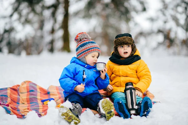 冬の森でのコートで面白い顔の子供 — ストック写真