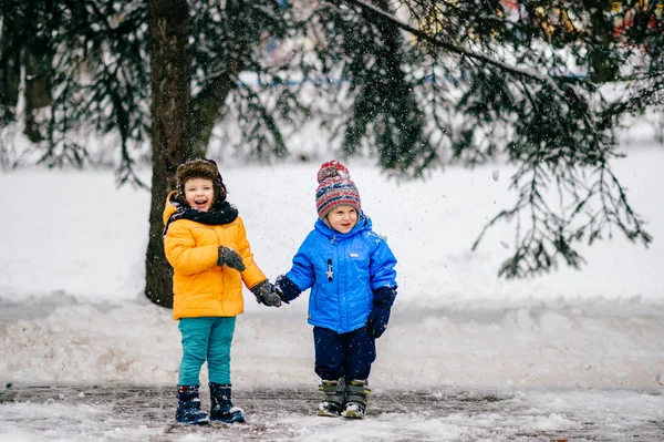 Drôles Enfants Manteaux Dans Forêt Hiver — Photo