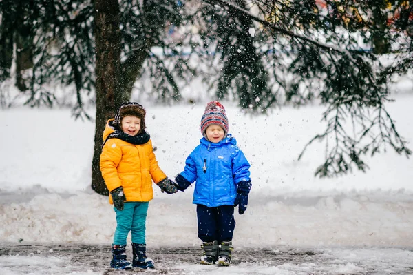 Divertenti Bambini Cappotti Nella Foresta Invernale — Foto Stock