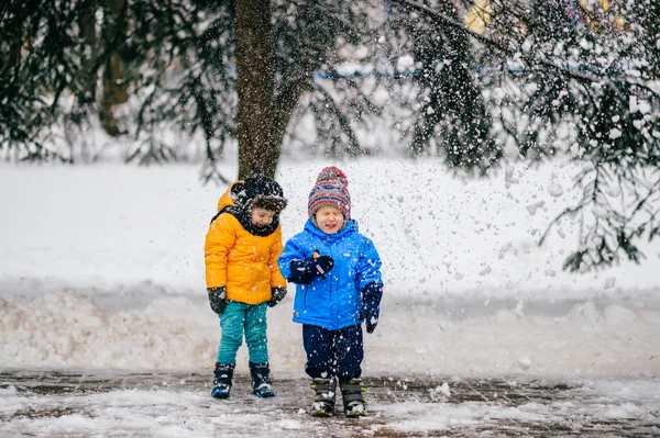 Divertenti Bambini Cappotti Nella Foresta Invernale — Foto Stock