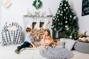 süslü Noel studio oynayan sevimli küçük çocuklar