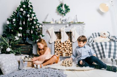 süslü Noel studio oynayan sevimli küçük çocuklar