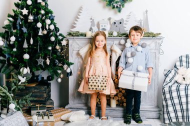 çok güzel bir şekilde dekore edilmiş stüdyo Noel ve yeni yıl hediyeleri çocuklarla