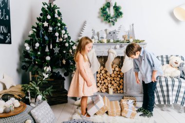 Beyaz küçük çocuklar bir şekilde dekore edilmiş Noel Studio