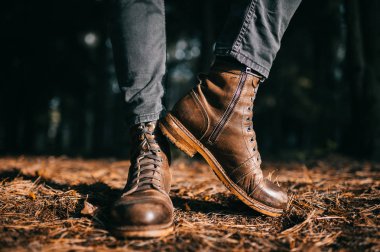 kırpılmış çekim vintage deri adam ayakta sonbahar ormanda çizme.