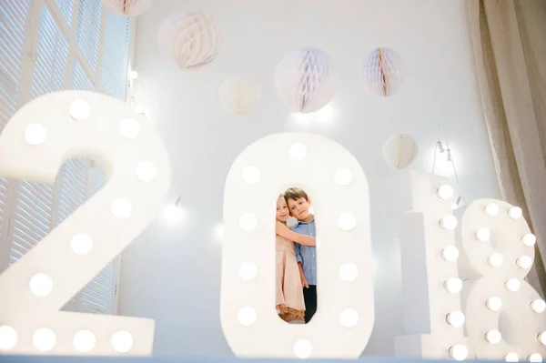 Schattige Kinderen Ingerichte Studio Voor Kerstmis Nieuwjaar — Stockfoto