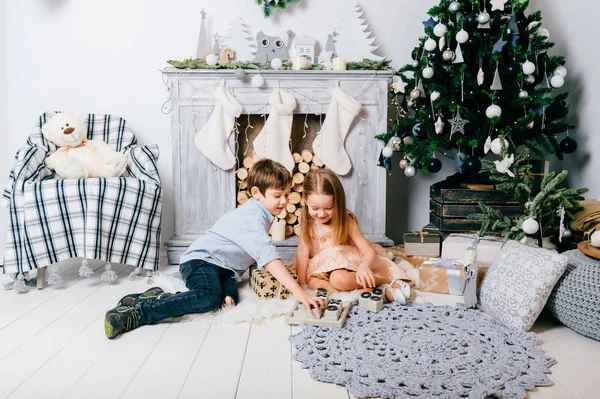 Adorables Niños Pequeños Jugando Estudio Navidad Decorado —  Fotos de Stock