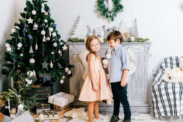 Beyaz Küçük Çocuklar Bir Şekilde Dekore Edilmiş Noel Studio — Stok fotoğraf