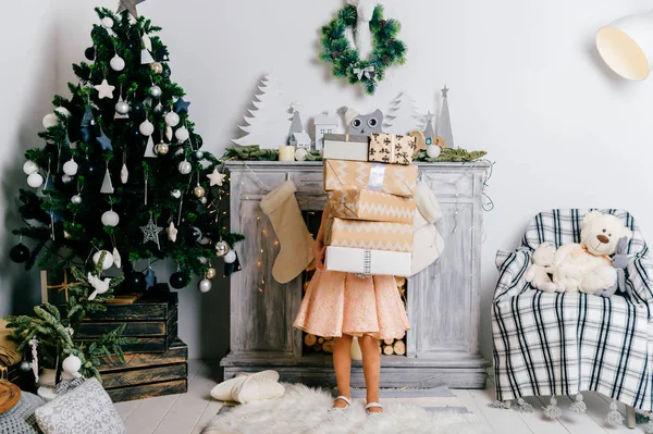 Verdunkelte Ansicht Des Netten Mädchens Mit Geschenken Weihnachtlich Dekorierten Zimmer — Stockfoto