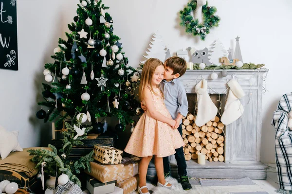 Niños Pequeños Caucásicos Estudio Navidad Decorado —  Fotos de Stock