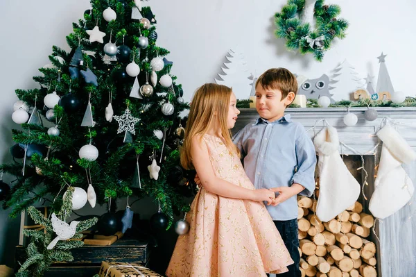 Niños Pequeños Caucásicos Estudio Navidad Decorado —  Fotos de Stock