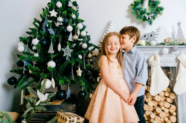 Kaukázusi Kisgyerek Díszített Karácsonyi Stúdió — Stock Fotó
