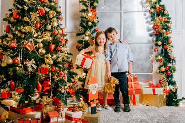 Schattige Kinderen Met Geschenken Ingerichte Studio Voor Kerstmis Nieuwjaar — Stockfoto