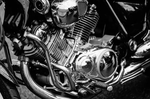 Крупный План Мотоцикла Большим Количеством Хромированных Деталей — стоковое фото