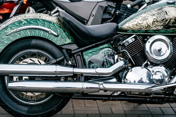摩托车的近距离视图与大量的铬细节 — 图库照片