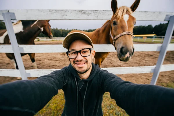 Point Vue Caméra Jeune Homme Prenant Selfie Avec Des Chevaux — Photo