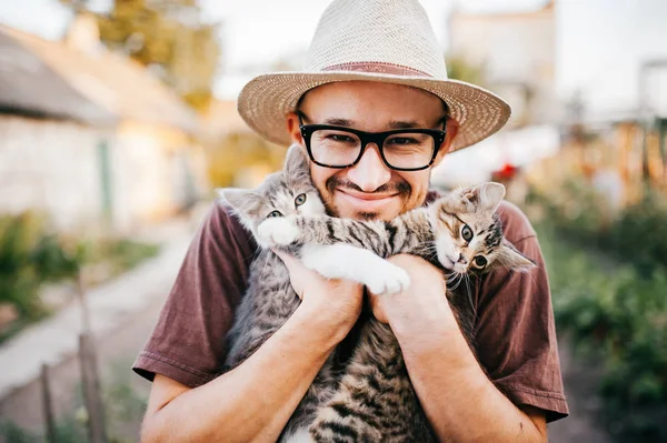 Köydeki küçük kedi yavrusu ile Genç sakallı adam portresi