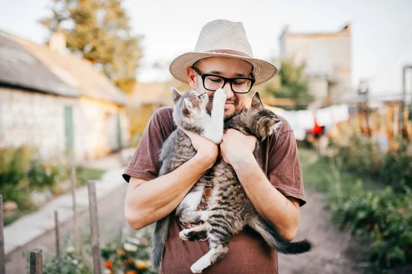 Retrato Joven Barbudo Con Gatitos Aldea —  Fotos de Stock