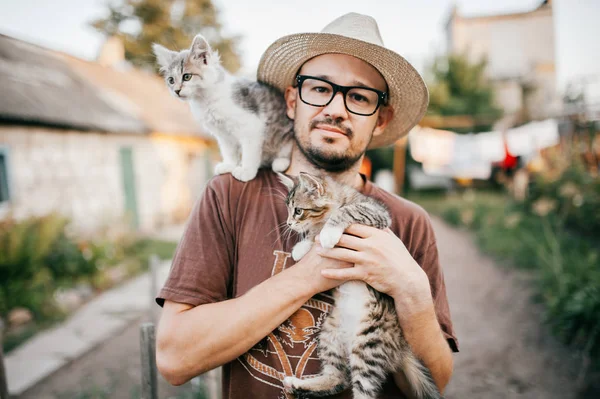 Portrait Young Bearded Man Little Kittens Village — Stock Photo, Image