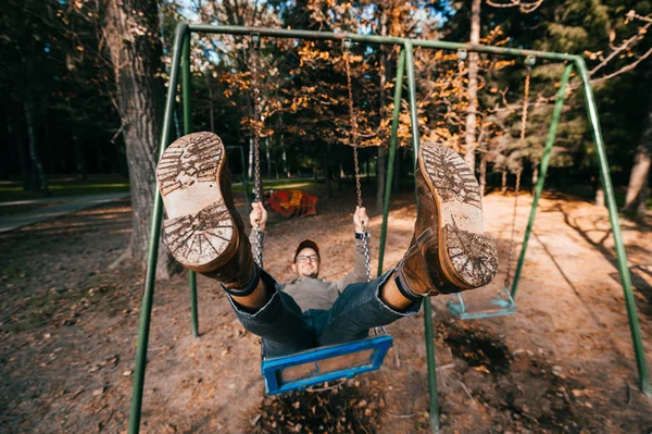 Ενήλικος Άνθρωπος Ταλαντεύεται Στο Swing Παιδική Χαρά Στο Πάρκο Καλοκαίρι — Φωτογραφία Αρχείου