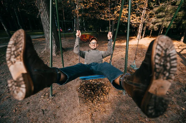 Hombre Adulto Balanceándose Columpio Parque Verano — Foto de Stock