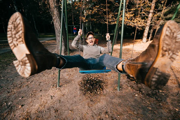 Hombre Adulto Balanceándose Columpio Parque Verano — Foto de Stock