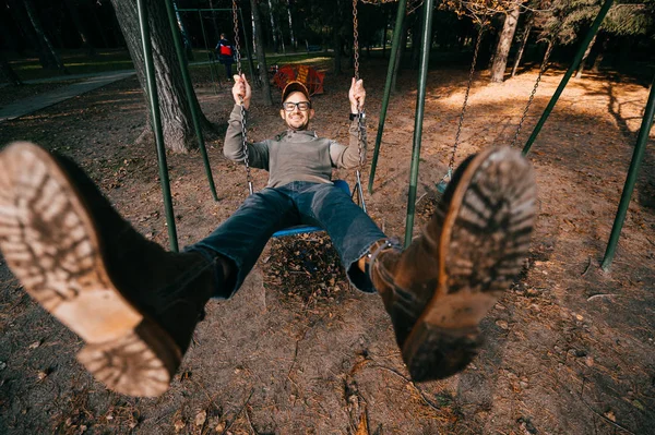 Felnőtt Ember Lengő Hinta Játszótér Parkban Nyári — Stock Fotó