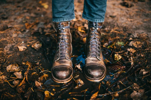 Przycięte Strzał Człowieka Vintage Skórzane Buty Stojący Lesie Jesienią — Zdjęcie stockowe