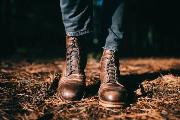 Przycięte Strzał Człowieka Vintage Skórzane Buty Stojący Lesie Jesienią — Zdjęcie stockowe