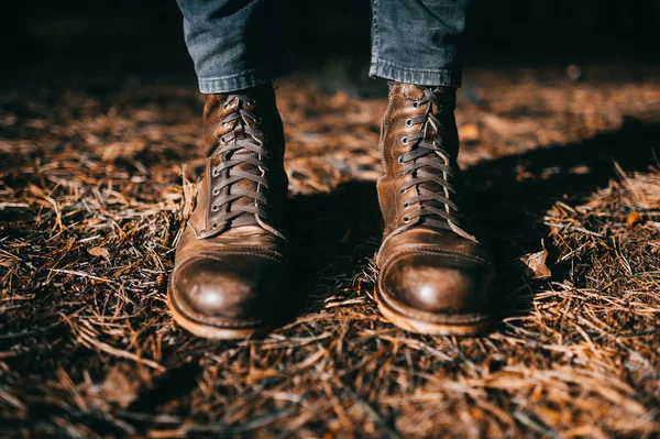 Przycięte Strzał Człowieka Vintage Skórzane Buty Stojący Lesie Jesienią — Zdjęcie stockowe