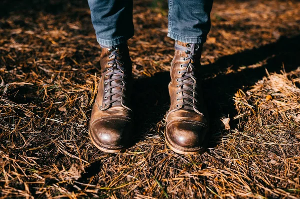 Przycięte Strzał Człowieka Vintage Skórzane Buty Stojący Lesie Jesienią — Zdjęcie stockowe