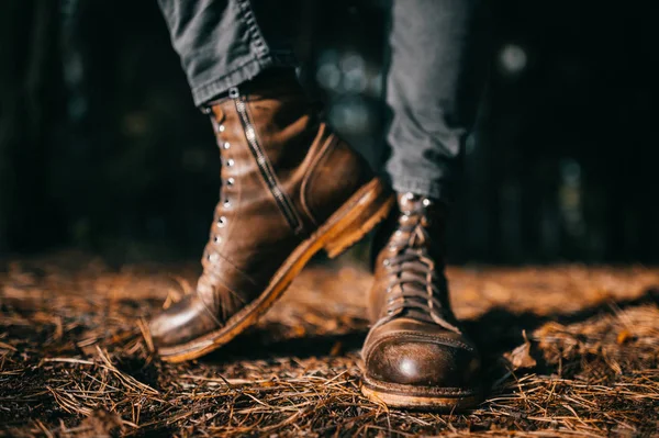 Beskuren Bild Mannen Vintage Läder Stövlar Stående Höst Skog — Stockfoto