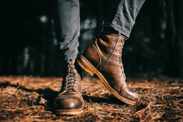 Ritagliato Colpo Uomo Stivali Pelle Vintage Piedi Nella Foresta Autunno — Foto Stock