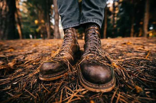 Erschossener Mann Vintage Lederstiefeln Steht Herbstwald — Stockfoto