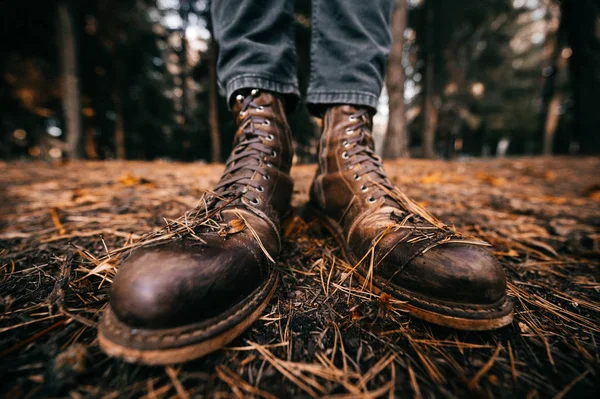 Przycięte Strzał Człowieka Vintage Skórzane Buty Stojący Lesie Jesienią — Zdjęcie stockowe