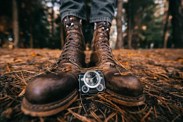 Schnappschuss Eines Mannes Vintage Lederstiefeln Der Herbstwald Mit Armbanduhr Boden — Stockfoto
