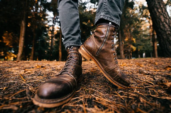 Przycięte Strzał Człowieka Vintage Skórzane Buty Stojący Lesie Jesienią — Zdjęcie stockowe