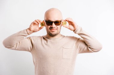 bitcoins gösterilen komik kel adam portresi