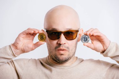 bitcoins gösterilen komik kel adam portresi
