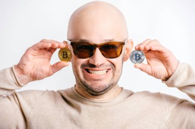 bitcoins gösterilen komik kel adam portresi